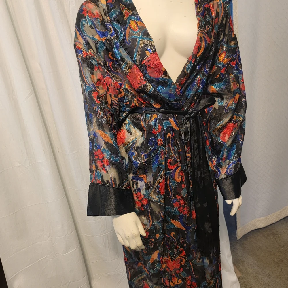 Victoria's Secret‎ Black and Red Paisley Robe